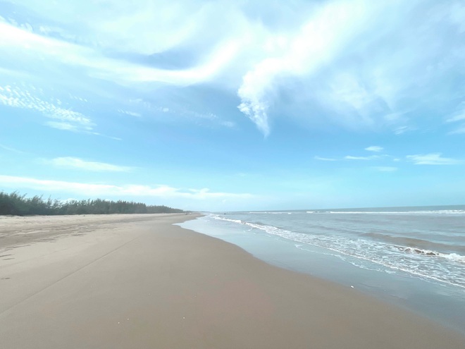 Bãi biển Tân Dân với vẻ đẹp nguyên sơ, bãi cát trắng mịn trải dài.