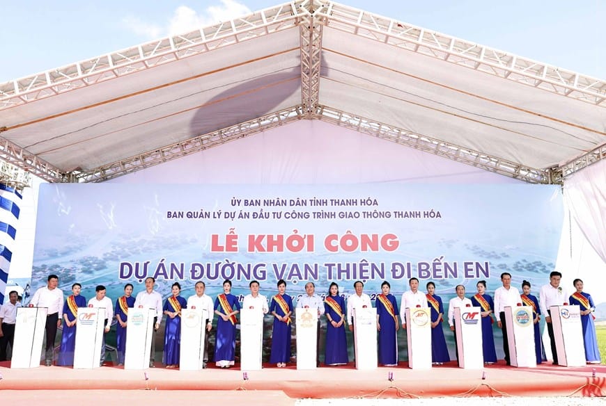Chủ tịch nước Nguyễn Xuân Phúc cùng các đại biểu thực hiện nghi thức khởi công dự án. (Ảnh Thống Nhất/ TTXVN)