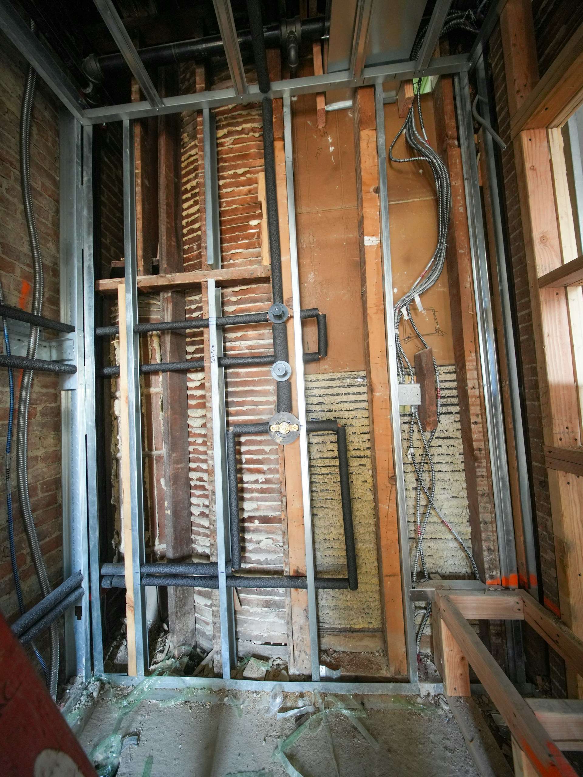 Kỹ thuật viên thực hiện sửa chữa điện nước dân dụng thanh hóa