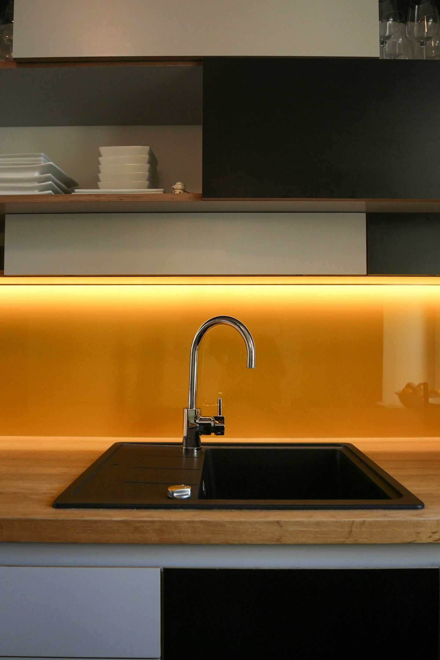 Kính màu ốp bếp Thanh Hóa đẹp, bền, thi công chuẩn